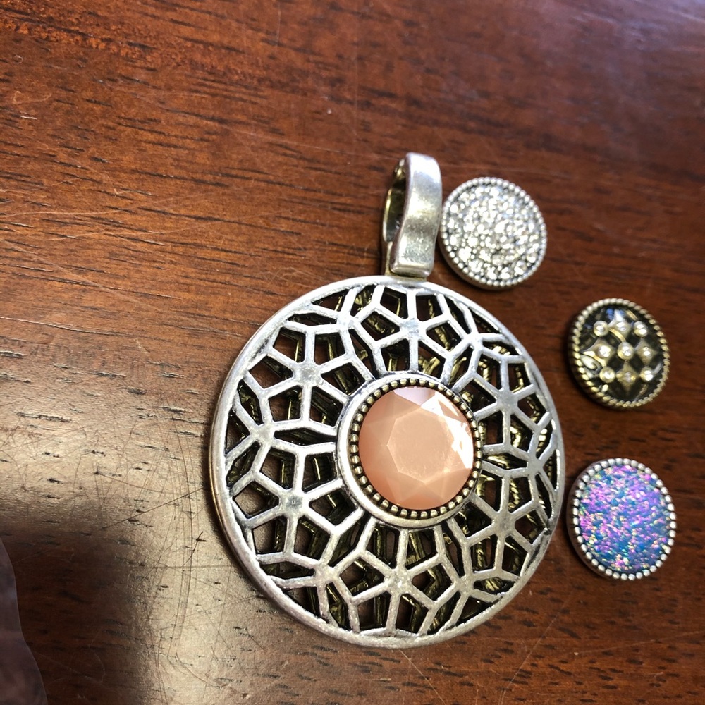 Premier Designs Pendant, 4 magnetic center pieces